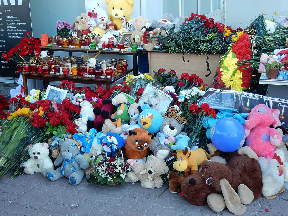 Жители Ростова-на-Дону создали мемориал в память о погибших в авиакатастрофе 