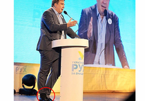 Первый взгляд на фото, где губернатор Одессы стоит на сцене в брюках, заправленных в носки, оказался не столь внимательным! У губернатора не просто «офигительные штаны» в носках, но и носки разные