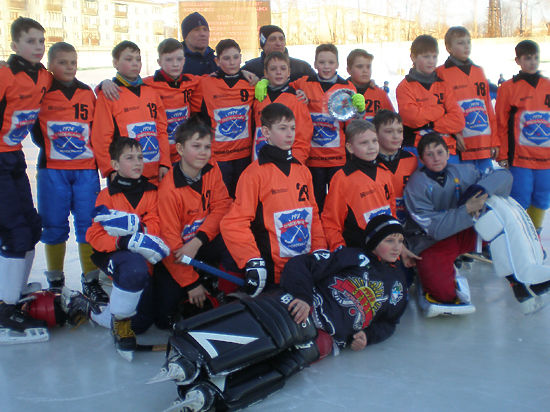 Новосибирские воспитанники новосибирской школы русского хоккея из ребятишек 2004 года рождения выступили на первых своих соревнованиях