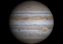Изображения Юпитера, на которых можно увидеть загадочное фиолетовое свечение на полюсах планеты, опубликовано на сайте американского аэрокосмического агентства NASA