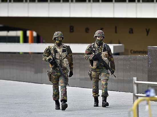 На одном из рисунков женщина в мусульманской одежде выбирает следующую цель для атак