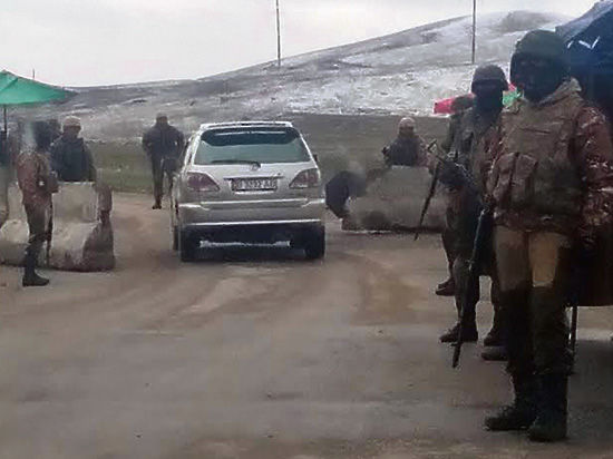 Утром 18 марта в местности Могол Ала-Букинского района на неописанном участке кыргызско-узбекской границы военнослужащие Узбекистана установили два бронетранспортера и столько же «КамАЗов»