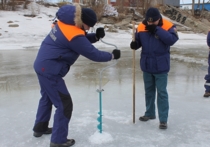 Накануне сотрудники краевого управления МЧС России перед представителями СМИ провели очередной замер толщины льда на Оби вблизи Барнаула