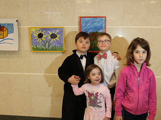 В Симферополе проходит выставка "солнечных детей"