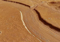 Русло древней марсианской реки сфотографировала на днях камера HiRISE орбитального американского аппарата Mars Reconnaissance Orbiter (MRO)