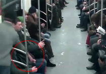 Грабитель выхватил сотовый телефон прямо из рук студента, а после сразу выскочил из вагона поезда в метро