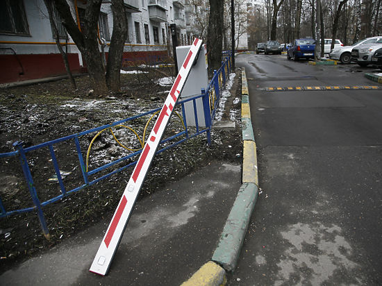 Когда жильцы одного из домов попытались отгородиться от чужих машин шлагбаумом, его попросту снесли