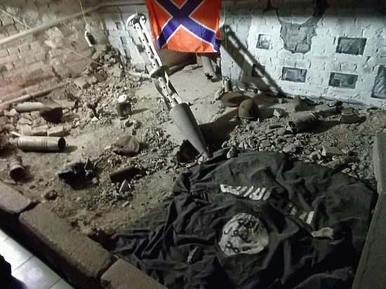 Втоптанный в пыль, закиданный камнями и осколками снарядов флаг запрещенного в нашей стране «Исламского государства» теперь можно увидеть в Петербурге