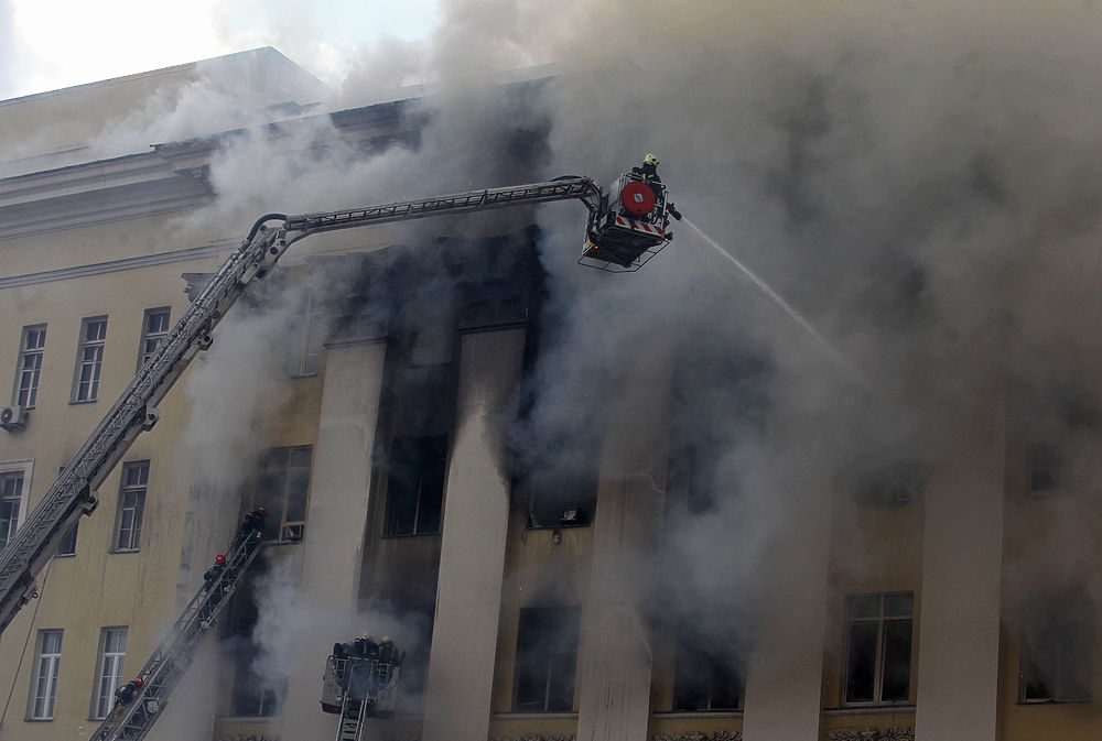 Появились кадры работы пожарных, ликвидирующих возгорание в здании Минобороны