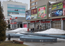 В центре Серпухова собственники торгового центра не убирают снег