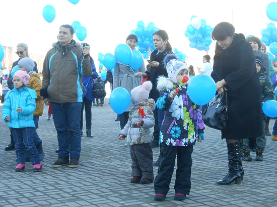 Сотни синих шаров выпустили в небо жители города в поддержку больных аутизмом