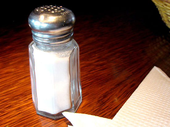 Эксперты рассказали «МК», почему соль вреднее сахара
