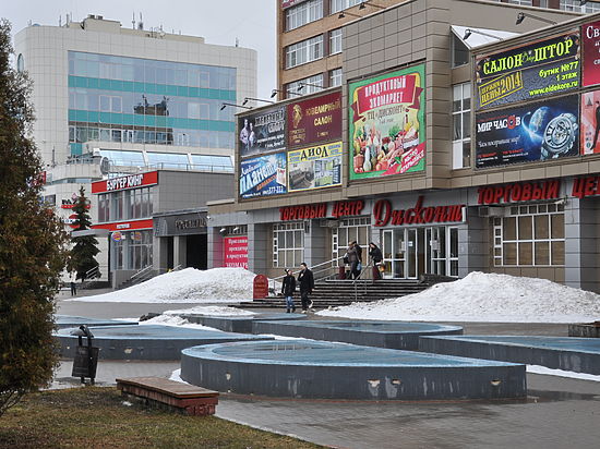 В центре Серпухова собственники торгового центра не убирают снег