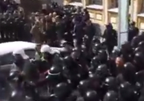 Возле администрации президента Украины в Киеве начались беспорядки, переросшие в столкновения  с силовиками