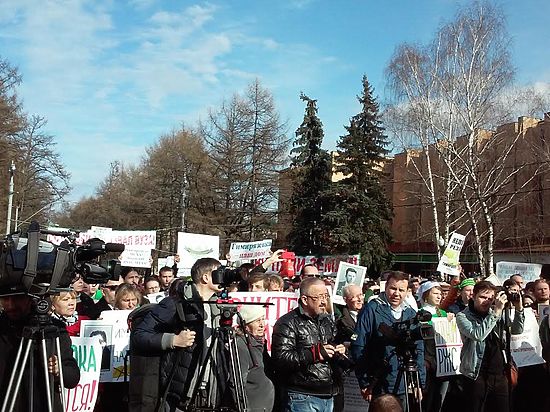 Корреспонденты "МК" передают с митинга в защиту территории  знаменитого вуза