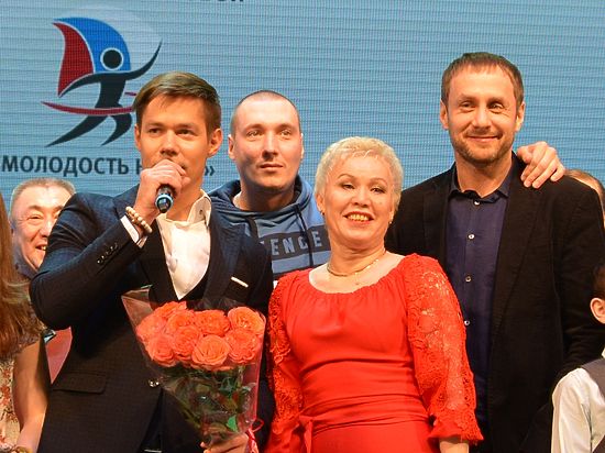 Рома Жиган спел для гостей и победителей премии «Молодость нации»