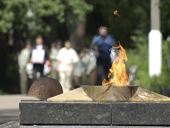 Это не первый случай, когда он «греет» конечности в нацистском приветствии 