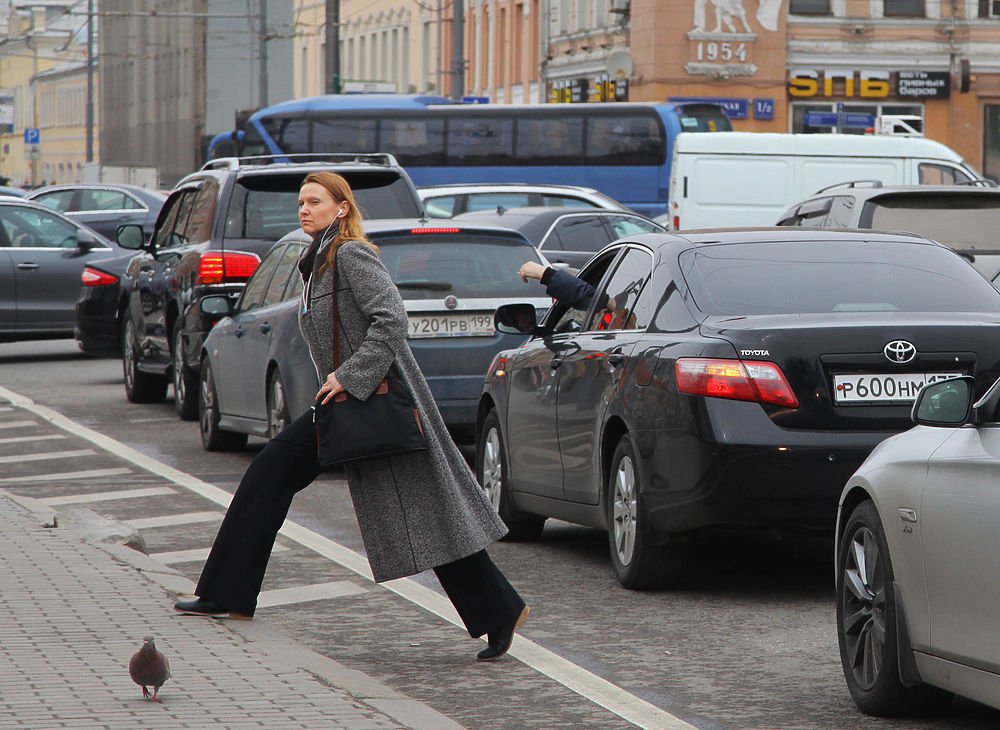 Закрытие перехода на станции метро "Сухаревская" вынудило пешеходов рисковать здоровьем