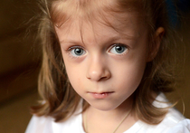 У шестилетней Маши Ивановой из Москвы тяжелое врожденное заболевание: несовершенный остеогенез, повышенная ломкость костей, из-за которой таких детей называют стеклянными