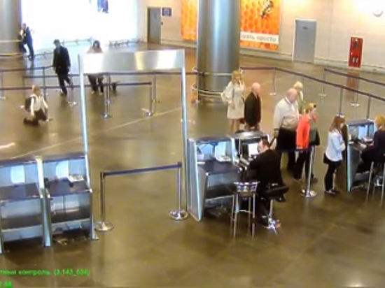 Школьницу зафиксировала камера видеонаблюдения аэропорта