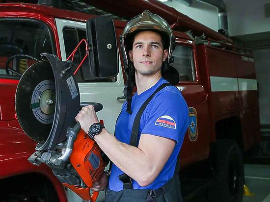 Составлен неофициальный рейтинг самых привлекательных московских пожарных