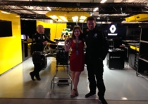 Корреспондент "МК" на "Формуле 1" в Сочи стала единственной, кто вместе с механиками Mercedes подготовила машины гонщиков Нико Росберга и Льюиса Хэмилтона к стартам