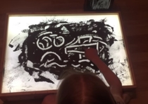 Десятилетняя девочка выложила на ютубе видео, где она рисует пальчиком по праху своего прадедушки