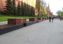У стел городов-героев возле Вечного огня в Александровском саду поставили одинаковые корзины с цветами