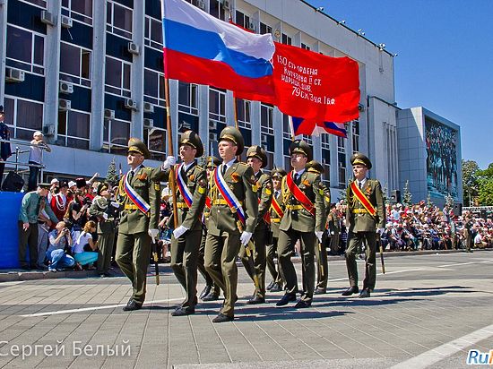 Главное событие — парад в День Победы — пройдет на Театральной площади краевого центра 9 мая. В нем примут участие три тысячи военнослужащих.