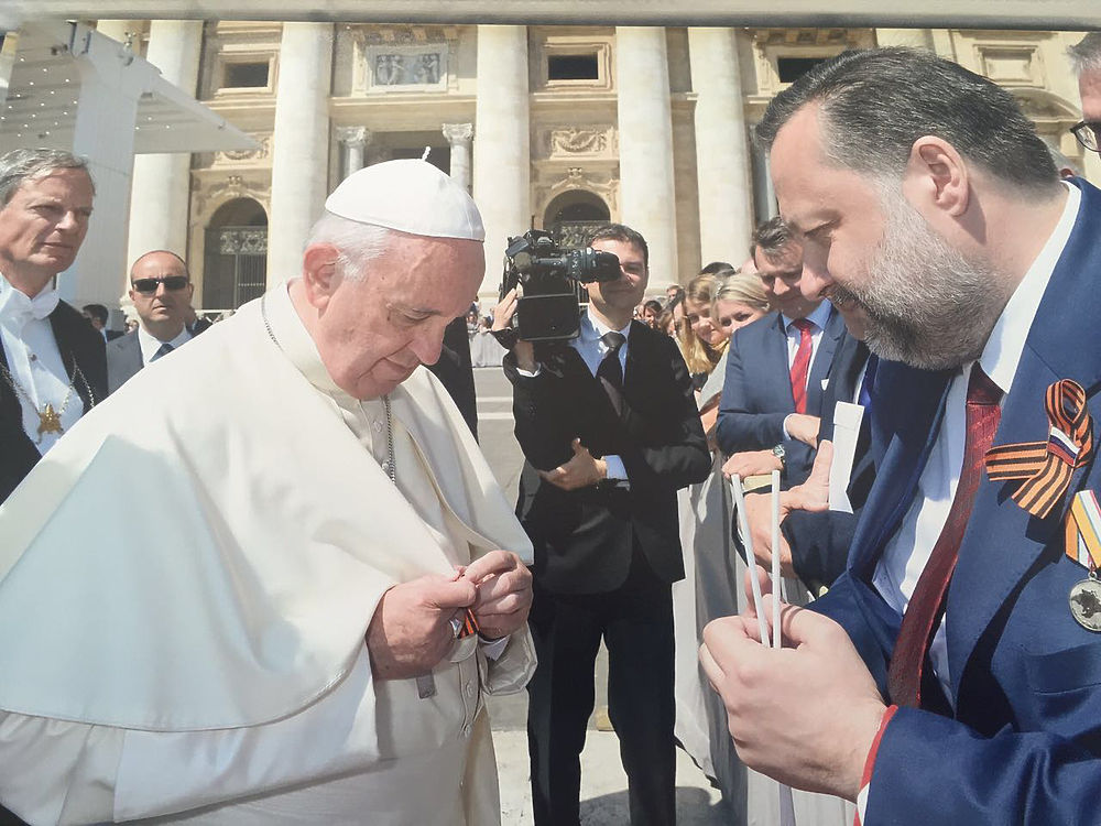 Папа Римский Франциск надел георгиевскую ленточку и получил «победные» подарки