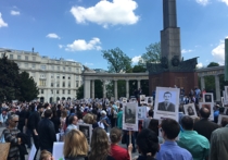 8 мая в Вене около полутысячи человек приняли участие в акции памяти "Бессмертный полк", которая прошла у памятника советского солдата-освободителя в самом центре города