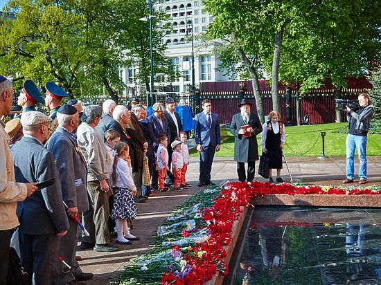 Президент Федерации еврейских общин России возложил венок к Могиле Неизвестного Солдата