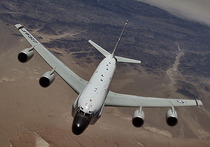 Стратегический разведывательный самолет ВВС США RC-135W был замечен у российских границ