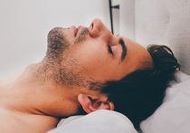 Средняя продолжительность сна человека может зависеть от его пола и страны проживания