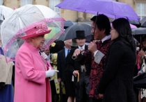 Королева Елизавета II, обсуждая с главой полиции Лондона визит председателя КНР Си Цзиньпина в Великобританию в 2015 году, назвала китайских дипломатов грубиянами