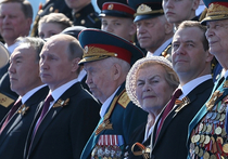 Личность пожилой женщины, шептавшейся на трибуне парада в честь Дня Победы 9 мая с президентом Владимиром Путиным, заинтересовала многих