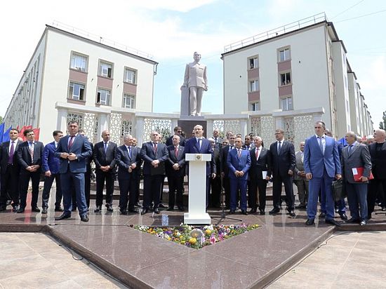 11 мая, в Махачкале состоялось открытие памятника государственному и общественно-политическому деятелю РД и АР Aзизу Алиеву