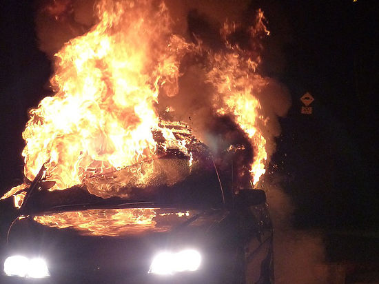 По причине неправильной парковки поджег автомобиль своего соседа житель Керченской улицы в понедельник