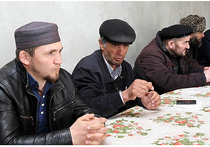 Житель Чечни Рамазан Джалалдинов после видеообращения о “шикующих местных чиновниках», посланного на «Прямую линию» Путину, был вынужден бежать из родного села Кенхи в Дагестан