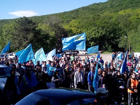 Более 3000 крымских татар участвуют в восхождении на Чатырдаг