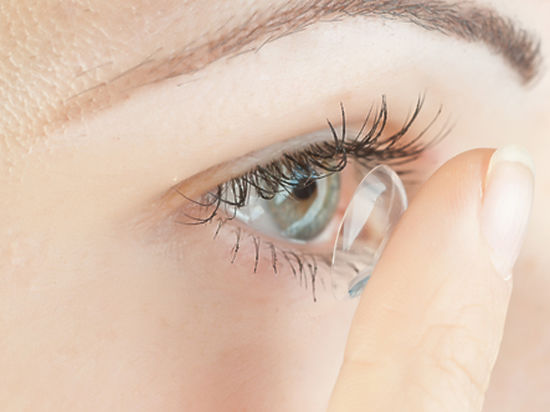 Ношение контактных линз – популярный и очень удобный способ коррекции зрения
