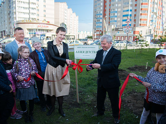 В Барнауле ученики младших классов создали «Аллею детства»