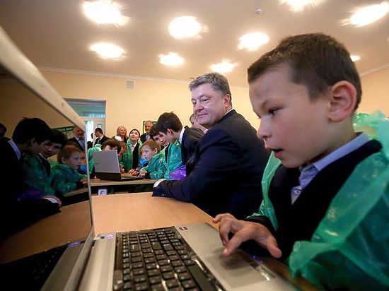 Ранее украинский президент нанес визит в одну из украинских школ