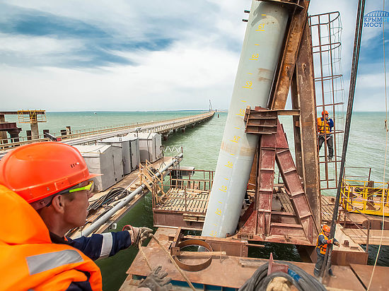Строители приступили к возведению Крымского моста на морских участках