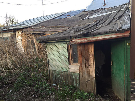 Семь семей обитают в одноэтажном домишке, который вот-вот рухнет