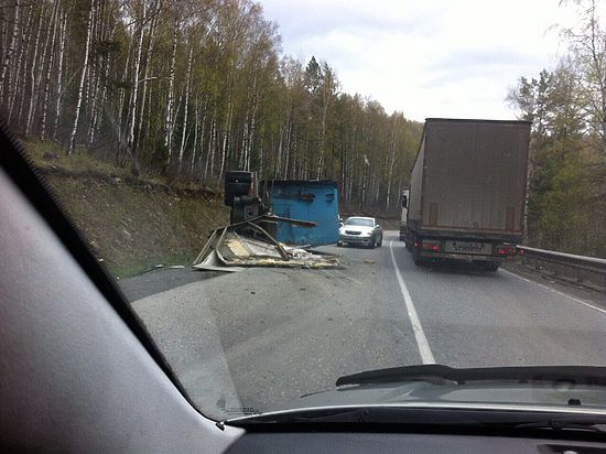 В Слюдянском районе на трассе Р-258 «Байкал» произошло опрокидывание фуры
