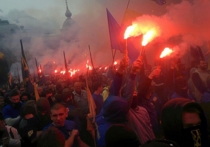 С флагами и под барабанную дробь прошли сторонники полка «Азов» по центру Киева, выступая против выборов в Донбассе
