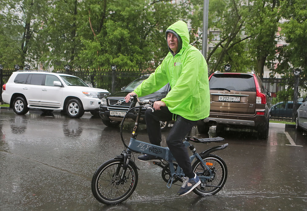 Глава департамента природопользования отправился на работу на велосипеде в дождь