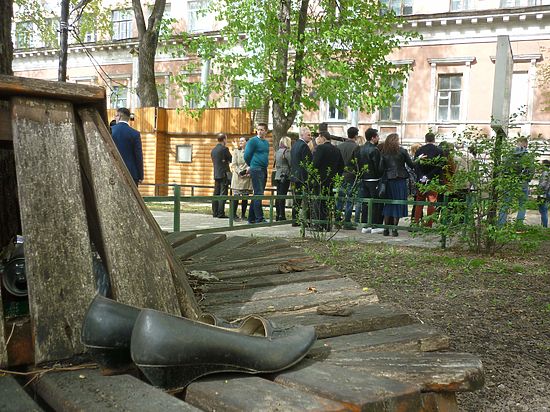 В Пушкинском сквере можно разжиться туфлями, но не поэзией

