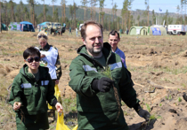 Во Всероссийский день посадки леса 21 мая на 45 км Александровского тракта в Гороховском лесничестве собралось свыше тысячи человек